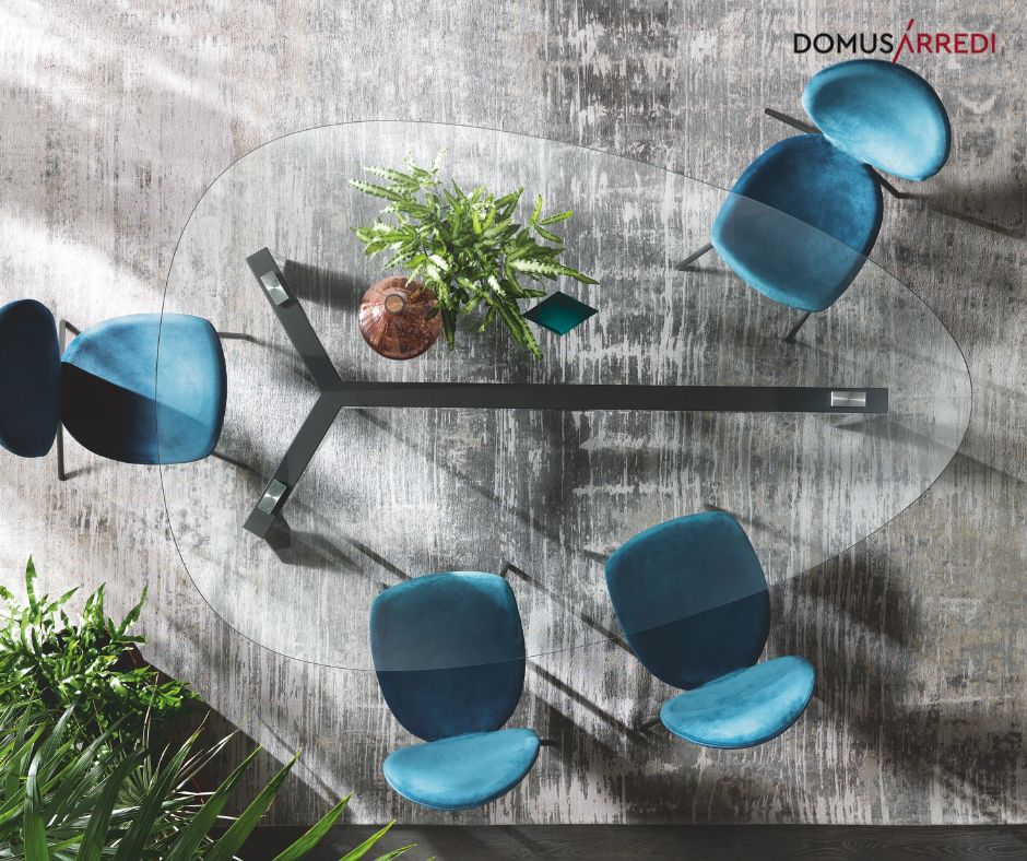 Tavolo Riflessi Treble e sedie Perla