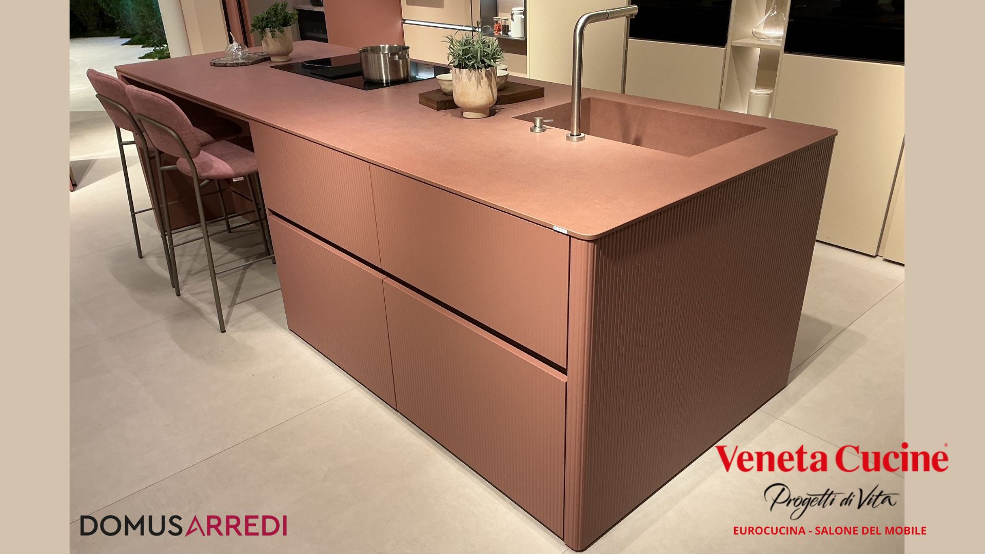 cucina modello Lounge Veneta Cucine finitura rosso Borromeo